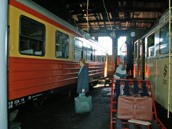 Elsa beskåda järnvägsvagnen på Gefle-Dala-Jernväg