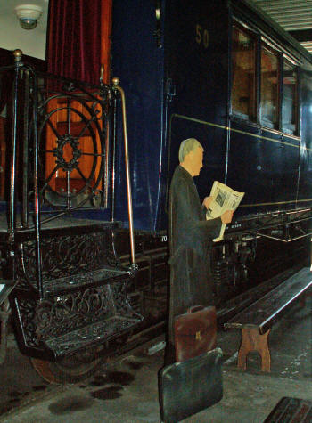Sven läser tidningen innan tåget åker på Gefle-Dala-Jernväg