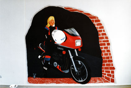 väggmålning: Malin Karlsson Krång gör entré på Yamaha genom väggen
